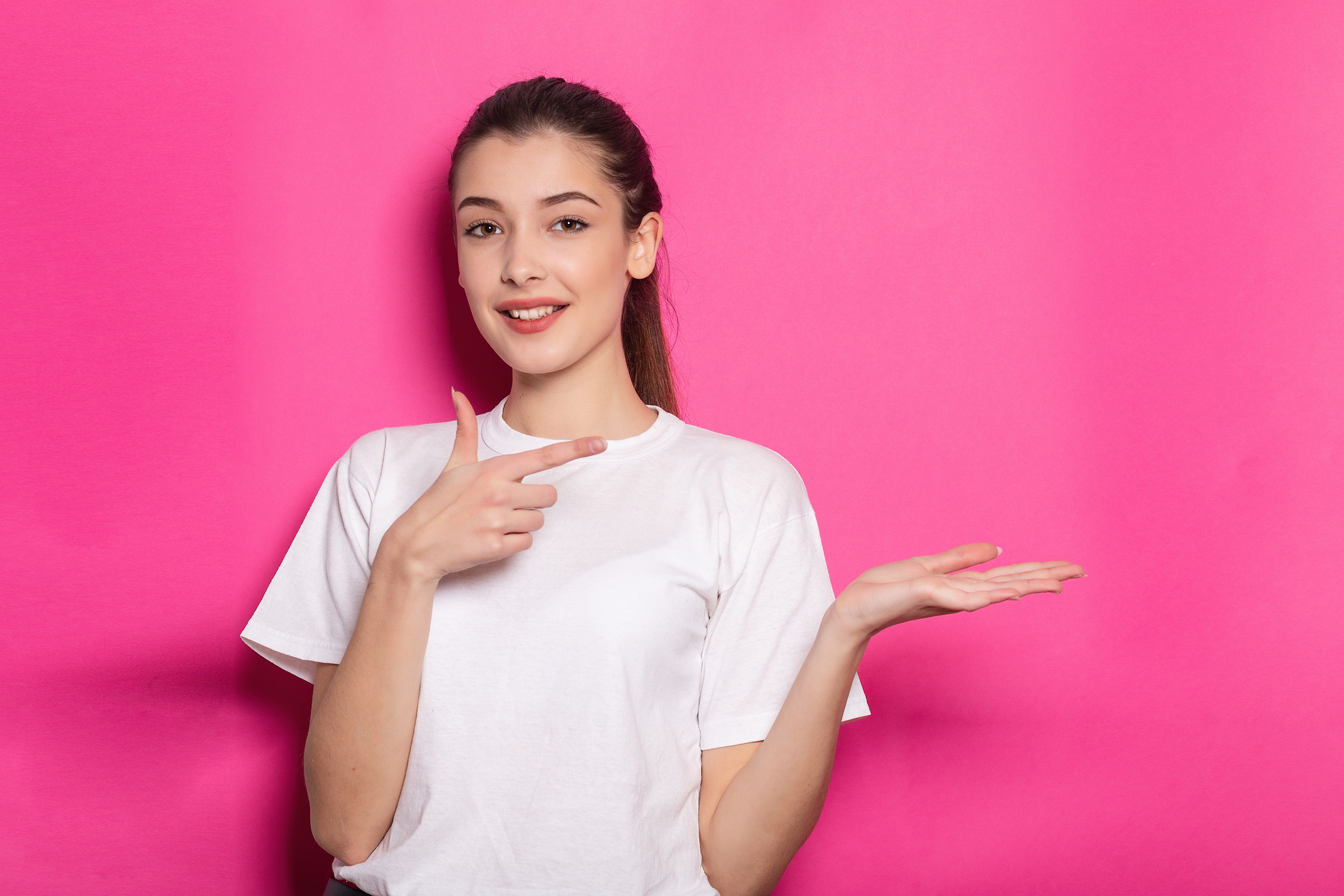 Photo Portrait of Schoolgirl Pointing Finger